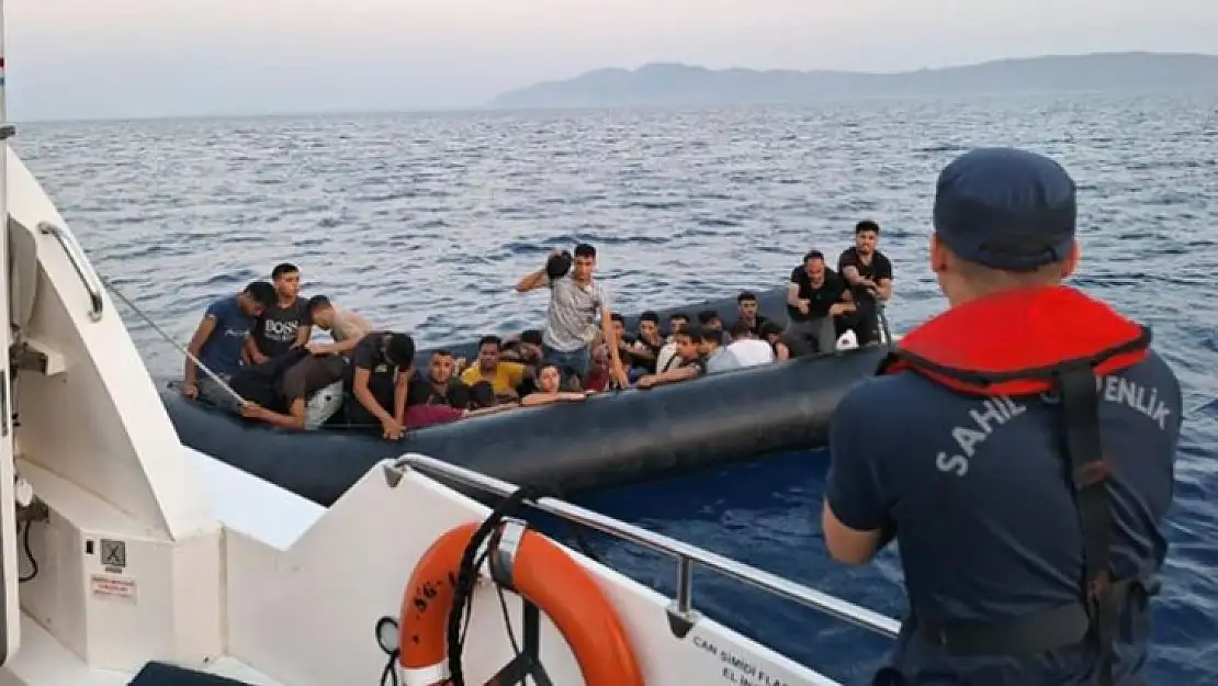 Yunanistan'ın Türk karasularına geri ittiği 31 düzensiz göçmen kurtarıldı