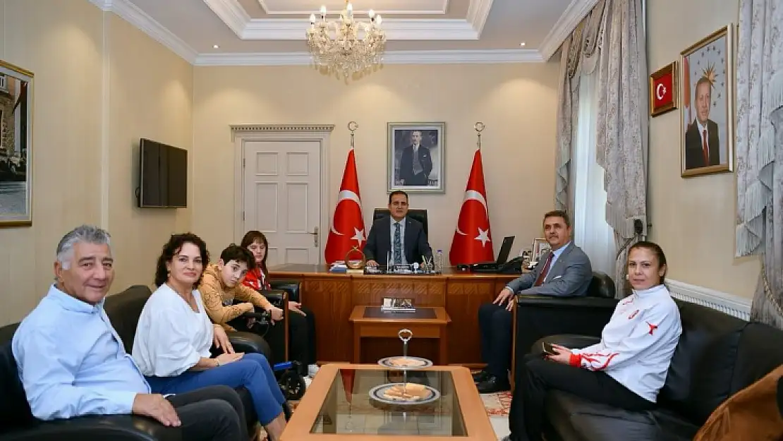 Yüzme Şampiyonu Elif'e Vali Akbıyık'tan Hediye
