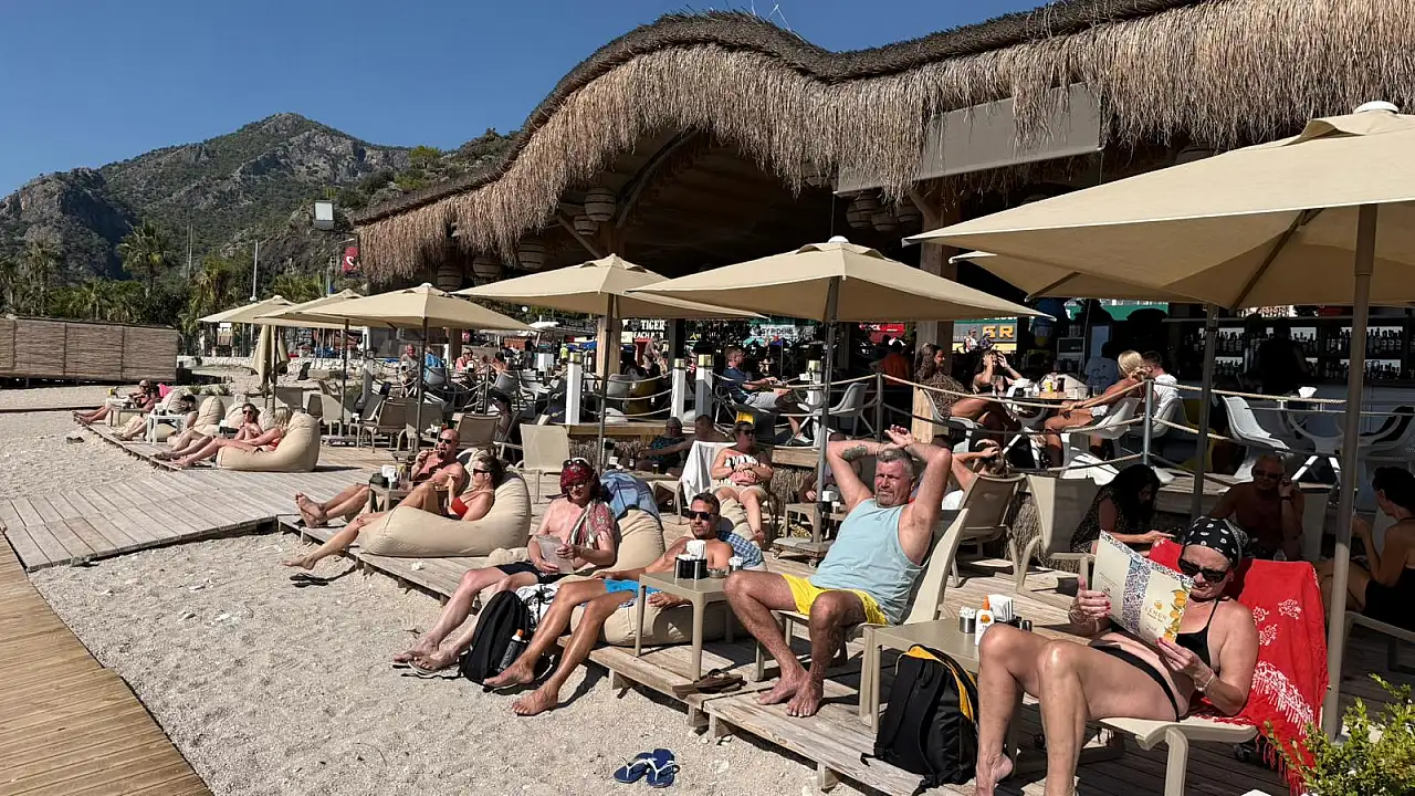 Fethiye'de şiddetli yağışların ardından tatilciler Belcekız'a akın etti