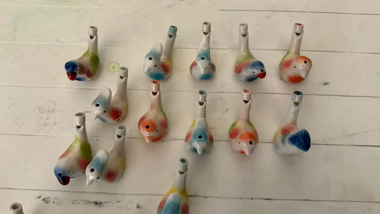 Fethiye'de tezgahından melodi satan esnaf: Kuştan düdük cümbüşü