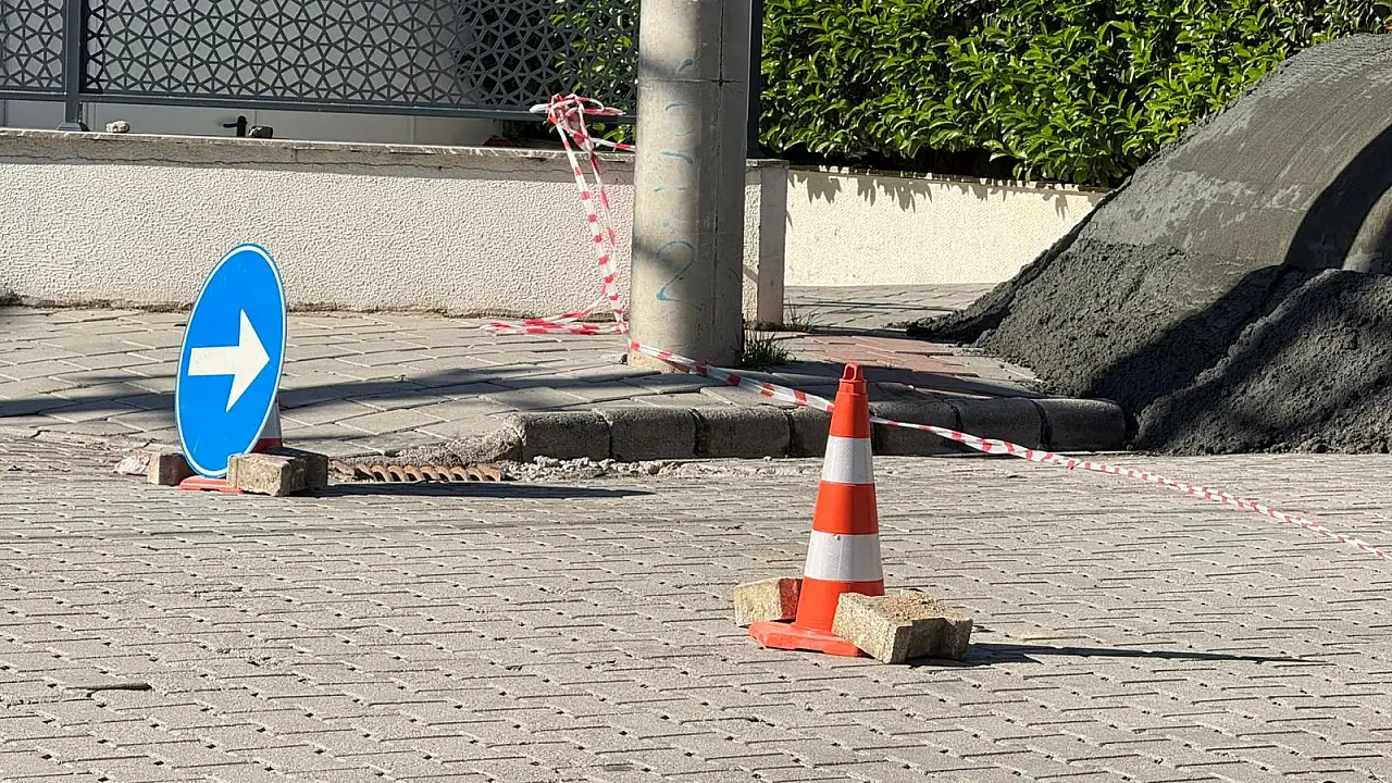 Fethiye Foça Mahallesi'nde kanalizasyon çalışması nedeniyle yol trafiğe kapandı