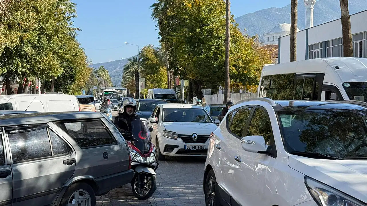 Fethiye Atatürk Caddesi'nde çift sıra park sorunu trafiği felç ediyor