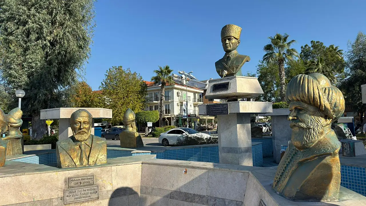 Fethiye Belediyesi Türk Büyükleri Büstleri'ni yeniledi