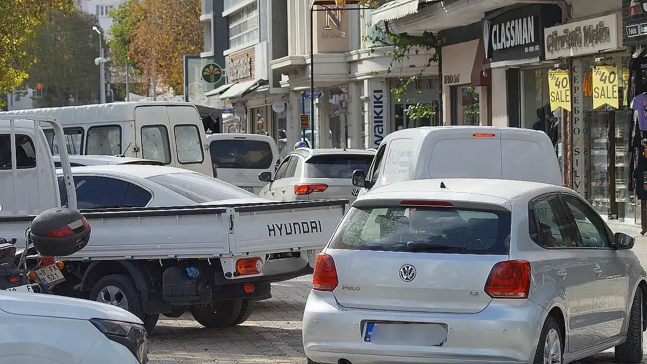 Fethiye merkezde trafik çilesi büyüyor: Çift sıra park isyan ettiriyor