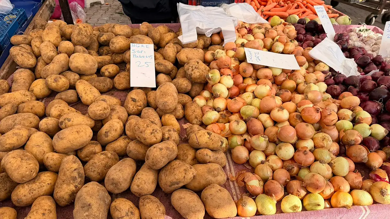 Fethiye Cuma Pazarı'nda meyve ve sebze fiyatları