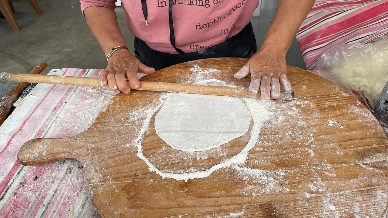 El açması börekten doğal meyve suyuna: Fethiye'de pazara lezzet katan tezgah