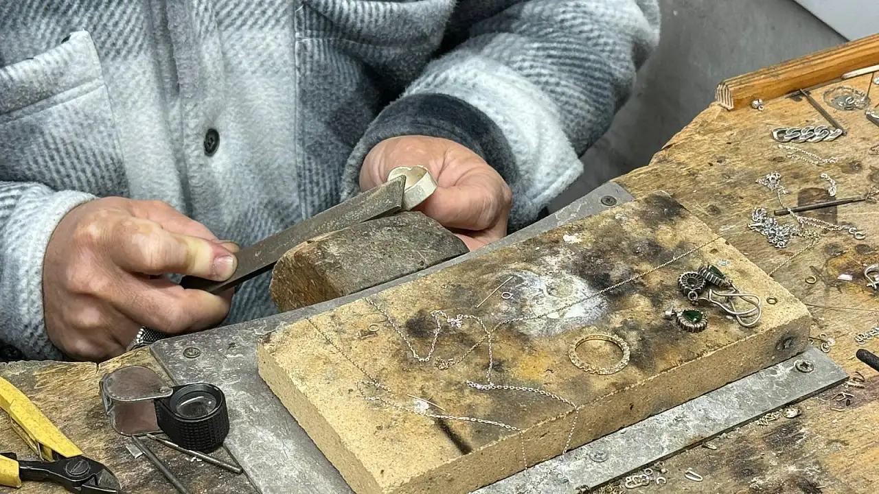 Fethiye'de gümüşe hayat veren usta: 'El işçiliği gümüşe ruh katar'