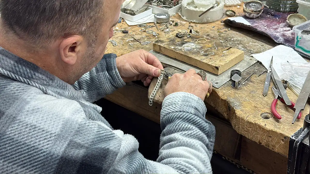 Fethiye'de gümüşe hayat veren usta: 'El işçiliği gümüşe ruh katar'