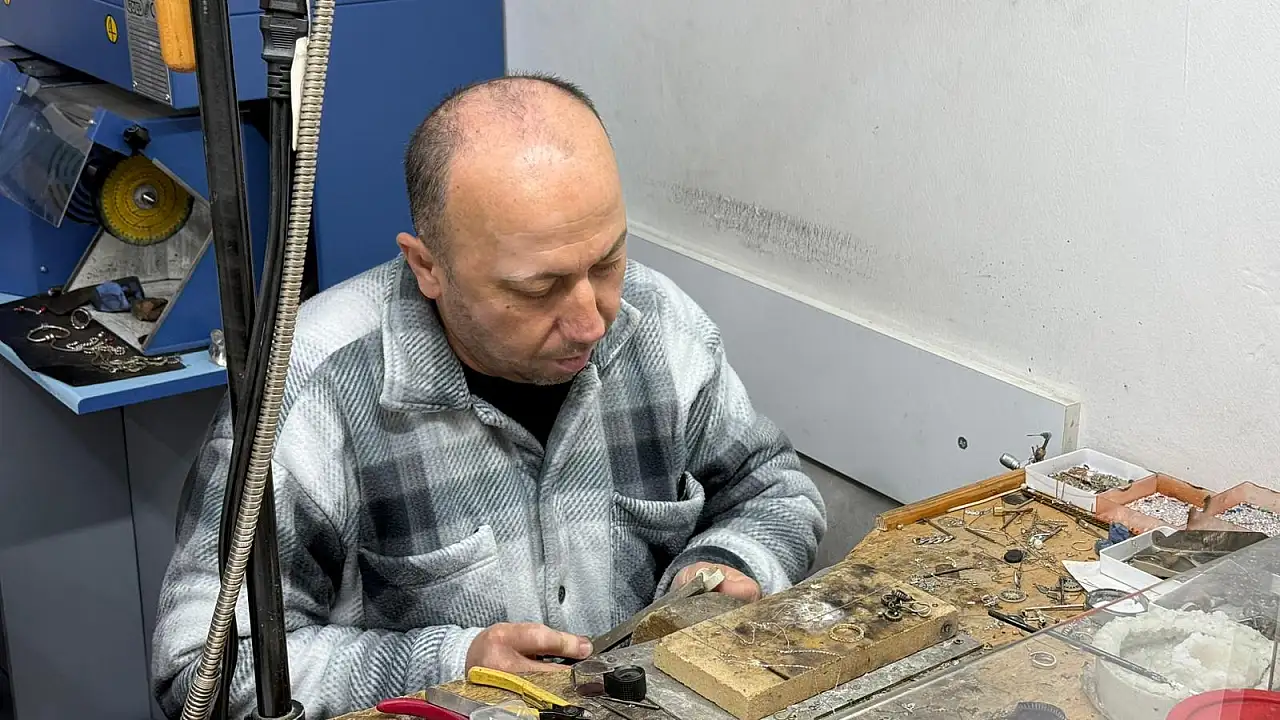 Fethiye'de gümüşe hayat veren usta: 'El işçiliği gümüşe ruh katar'
