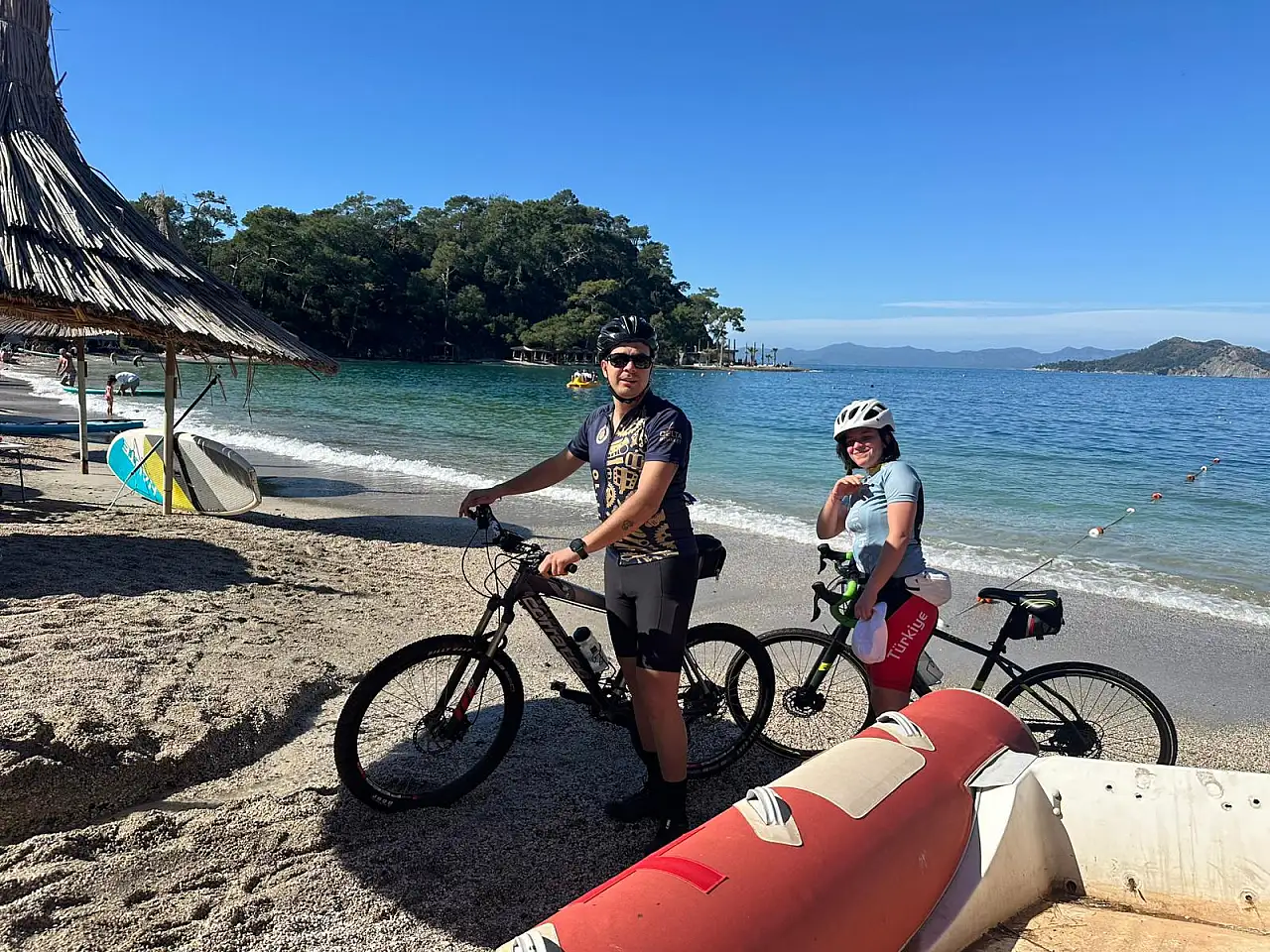 Fethiye'de bisiklet turu yapan grup Şubat ayında denize girdi