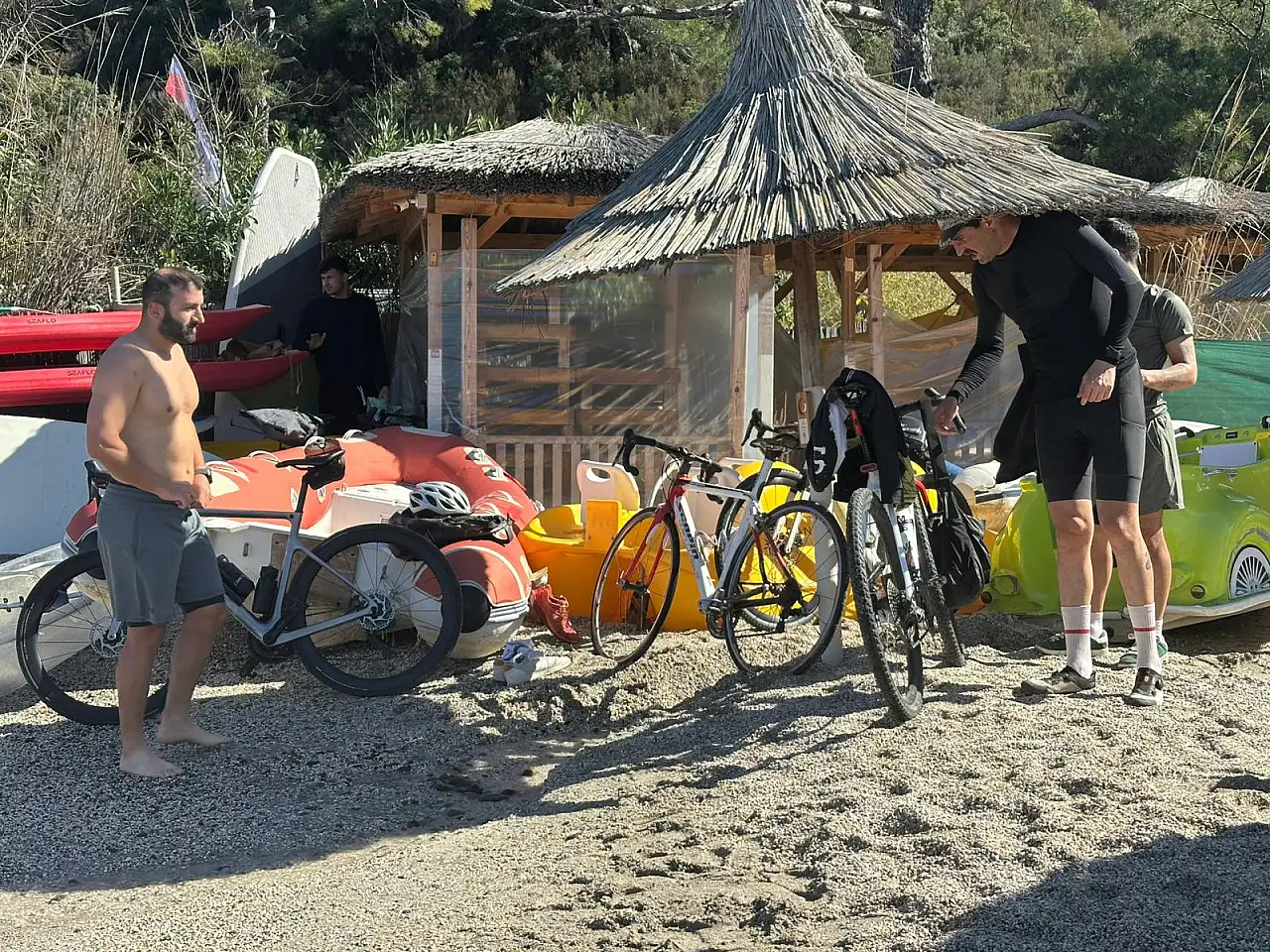 Fethiye'de bisiklet turu yapan grup Şubat ayında denize girdi