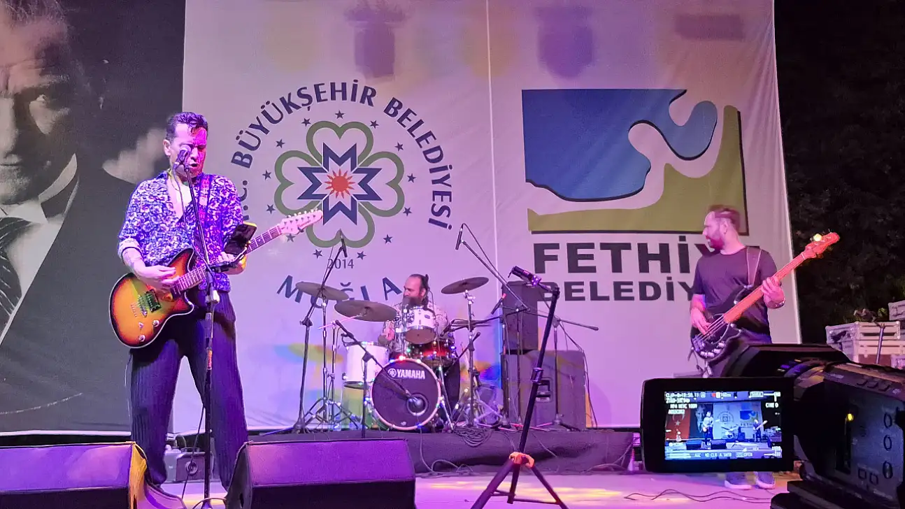 Fethiye'de Umut Kaya, Hava Oyunları Festivali'nde sahne aldı