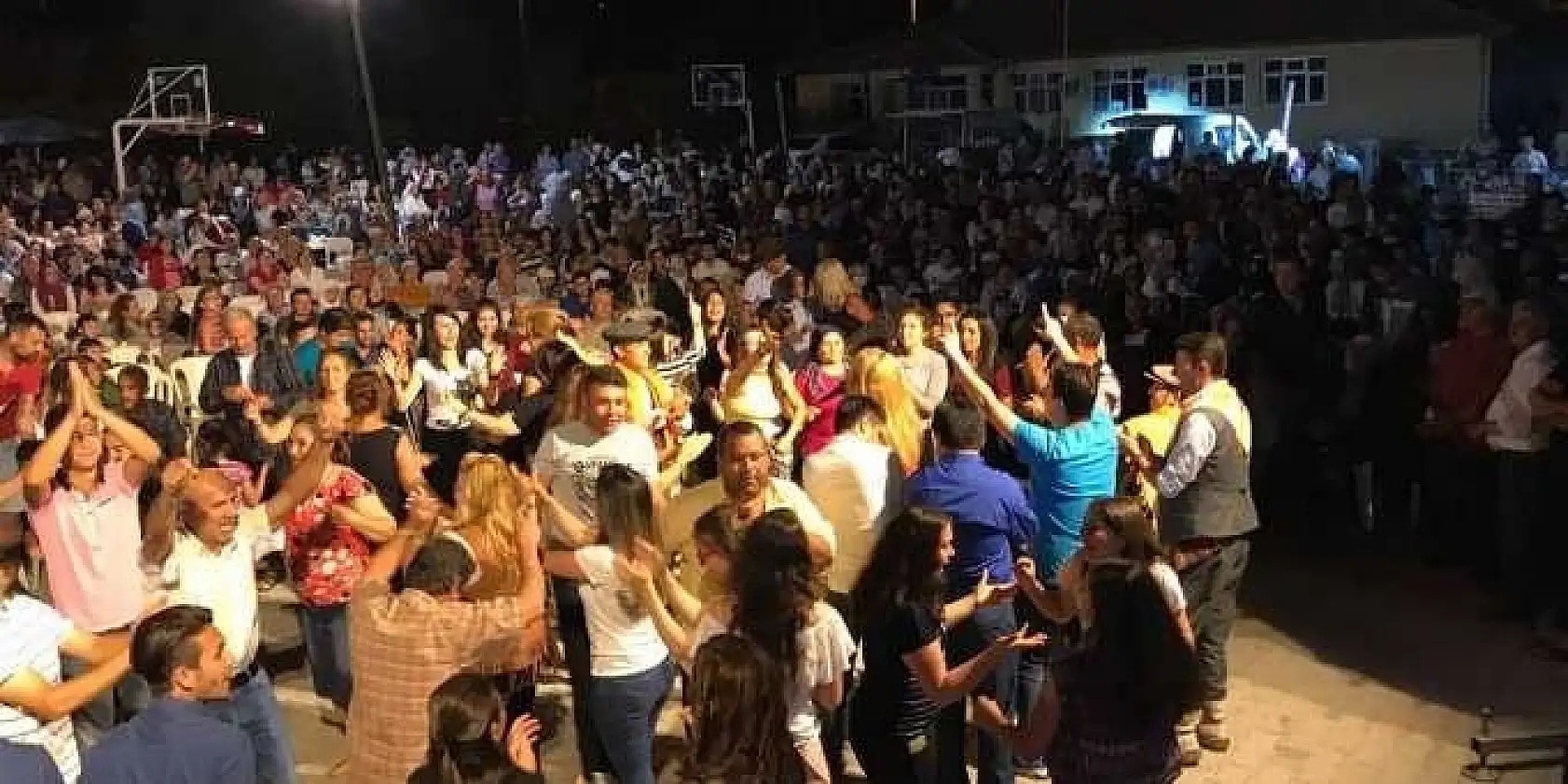 17. NİF KİRAZ FESTİVALİ RENKLİ GÖRÜNTÜLERE SAHNE OLDU
