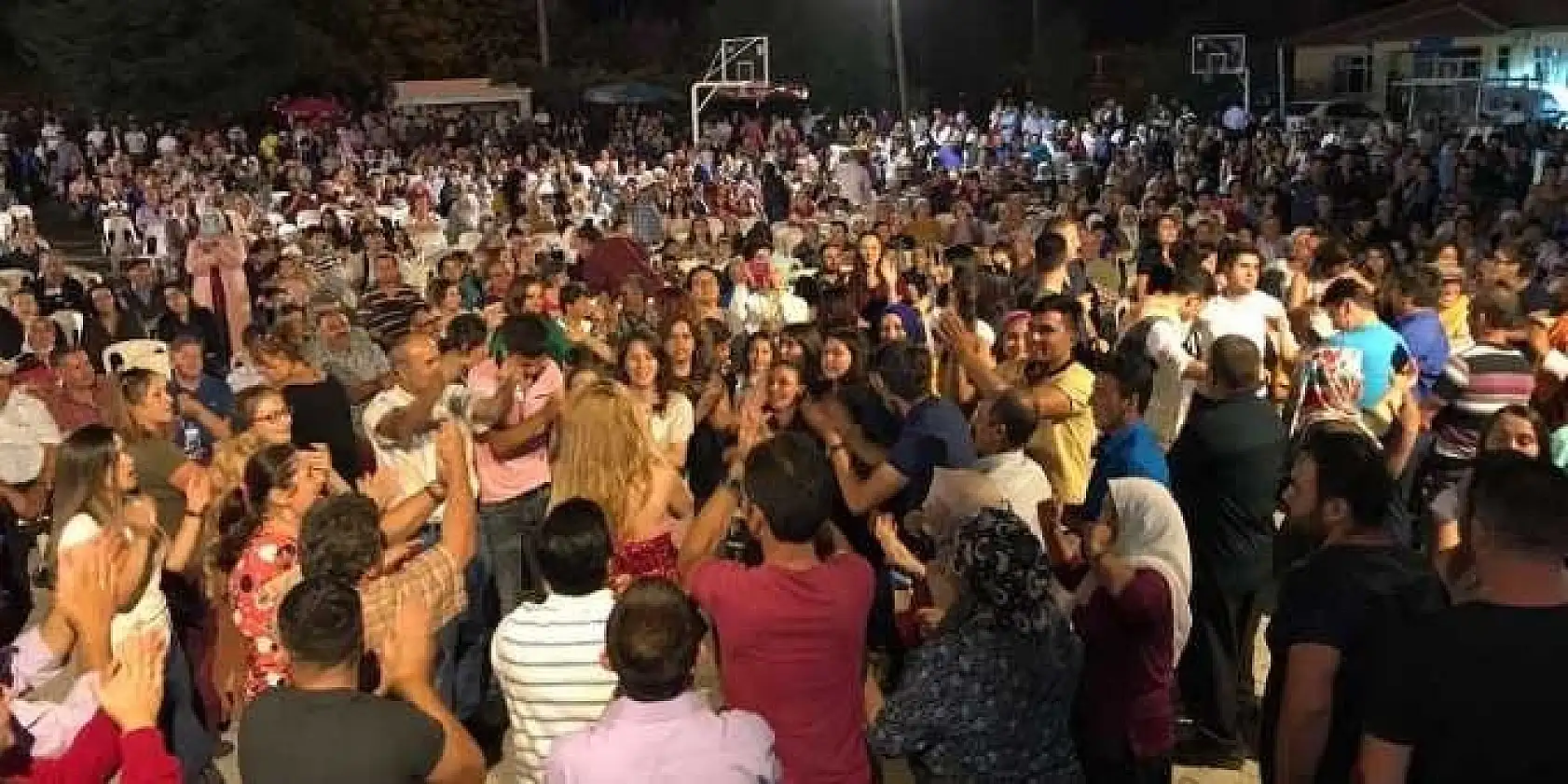 17. NİF KİRAZ FESTİVALİ RENKLİ GÖRÜNTÜLERE SAHNE OLDU