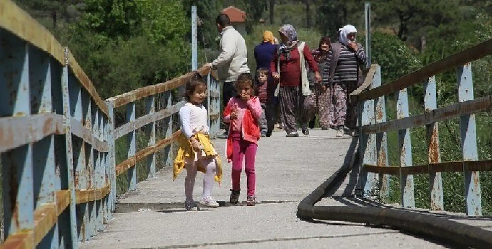 Mahalle halkının köprü isyanı: Sırat Köprüsü'nden geçiyoruz
