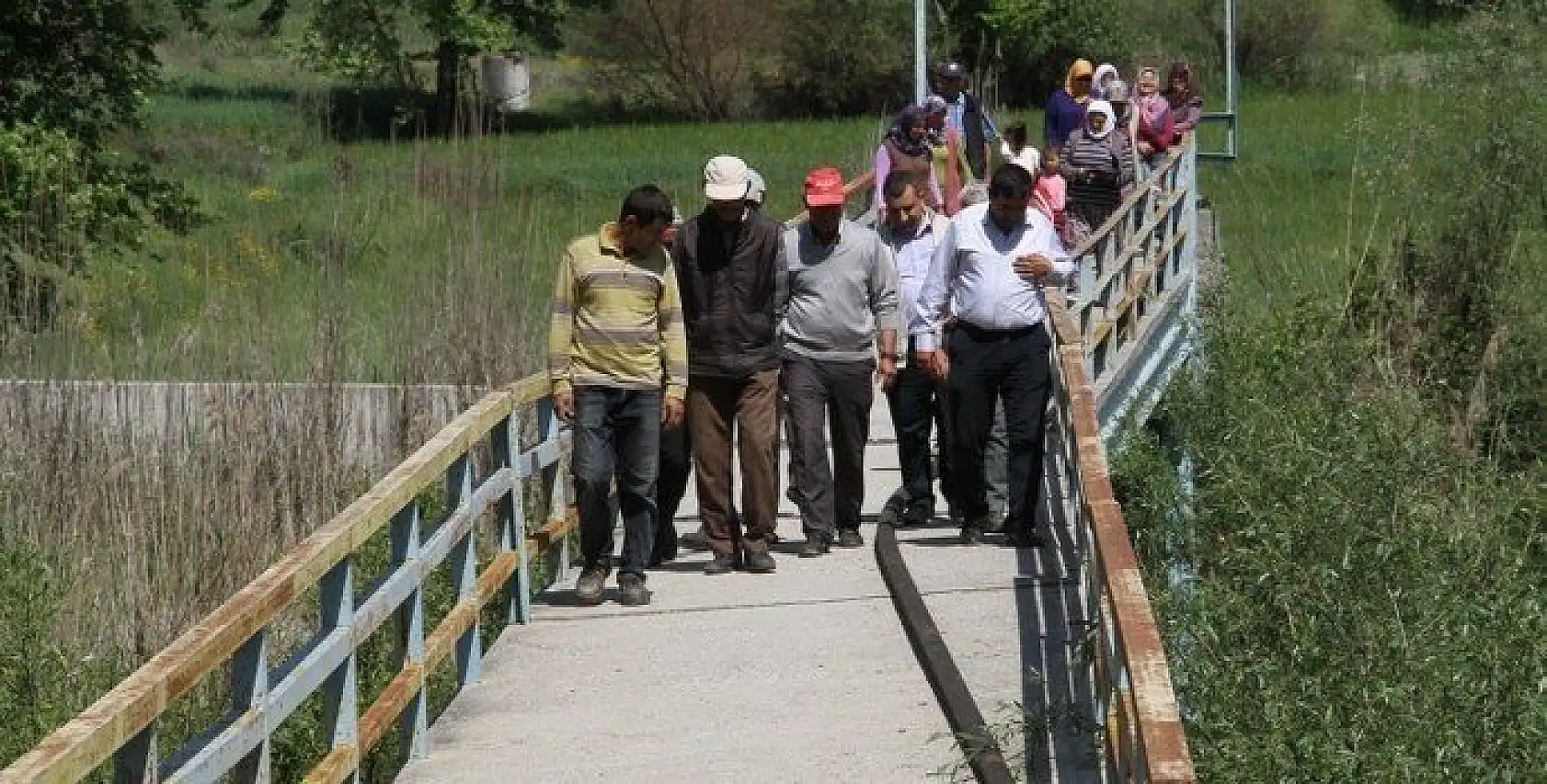 Mahalle halkının köprü isyanı: Sırat Köprüsü'nden geçiyoruz