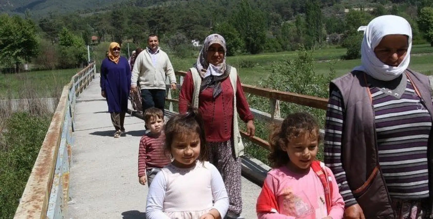 Mahalle halkının köprü isyanı: Sırat Köprüsü'nden geçiyoruz