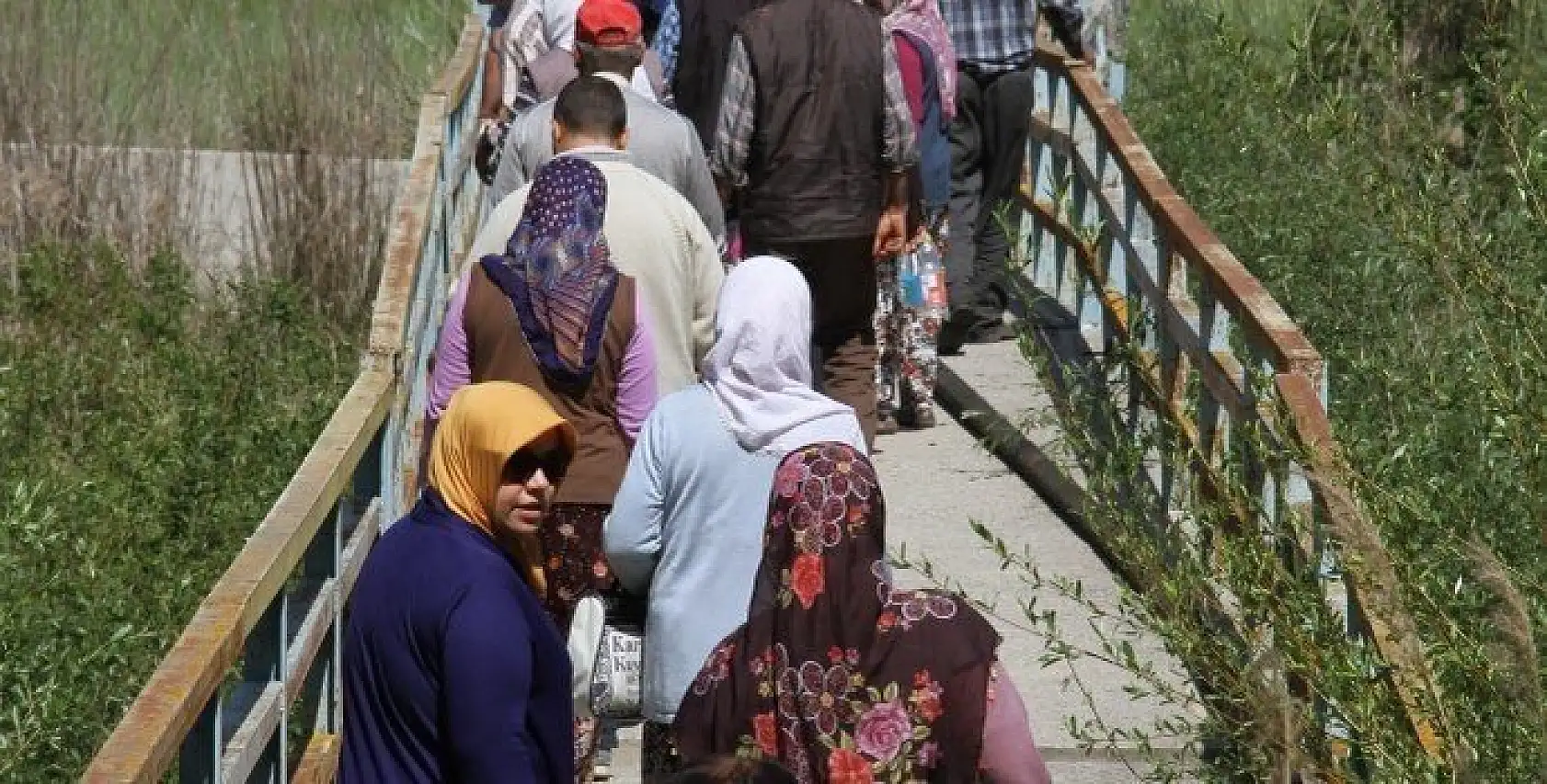 Mahalle halkının köprü isyanı: Sırat Köprüsü'nden geçiyoruz