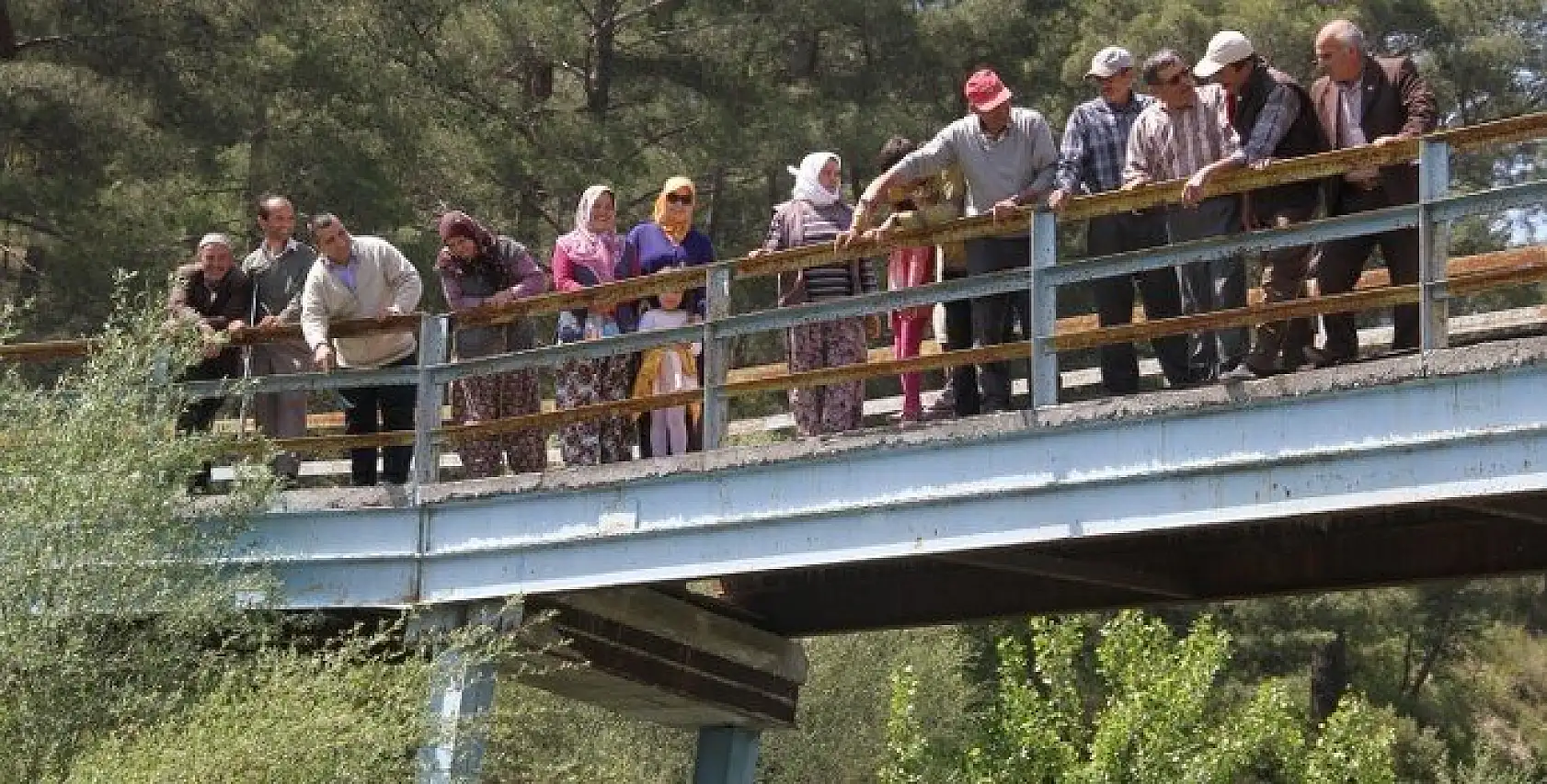 Mahalle halkının köprü isyanı: Sırat Köprüsü'nden geçiyoruz