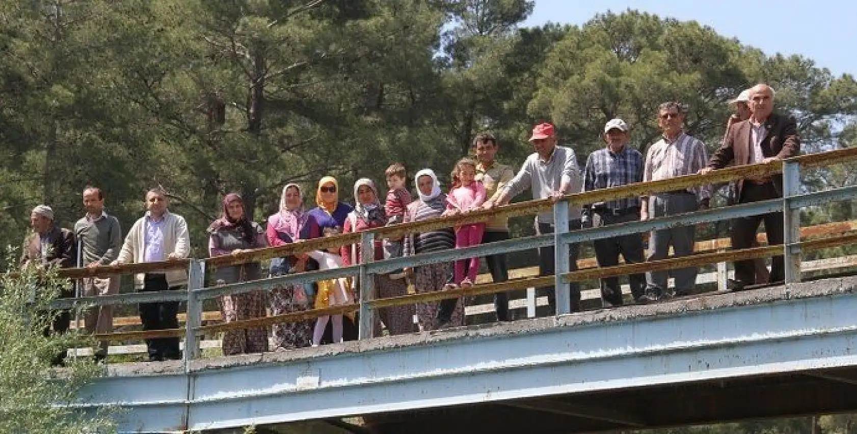 Mahalle halkının köprü isyanı: Sırat Köprüsü'nden geçiyoruz