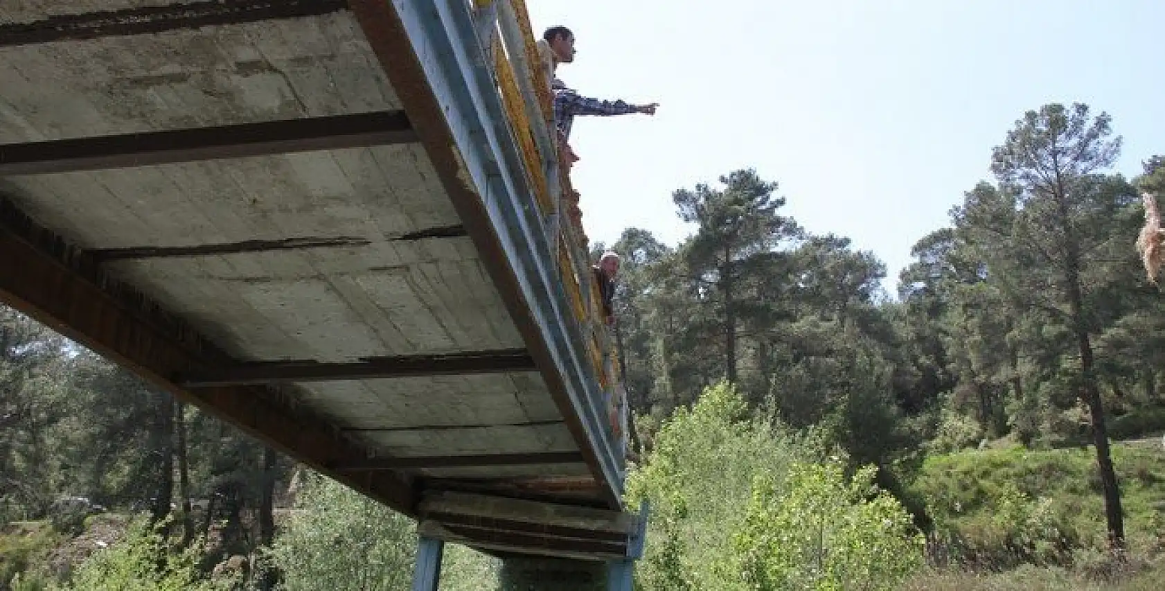 Mahalle halkının köprü isyanı: Sırat Köprüsü'nden geçiyoruz