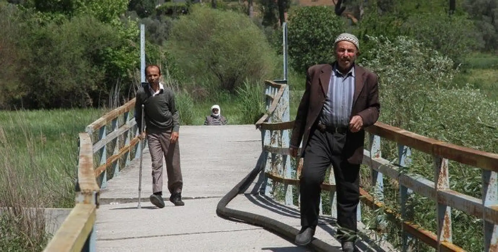 Mahalle halkının köprü isyanı: Sırat Köprüsü'nden geçiyoruz
