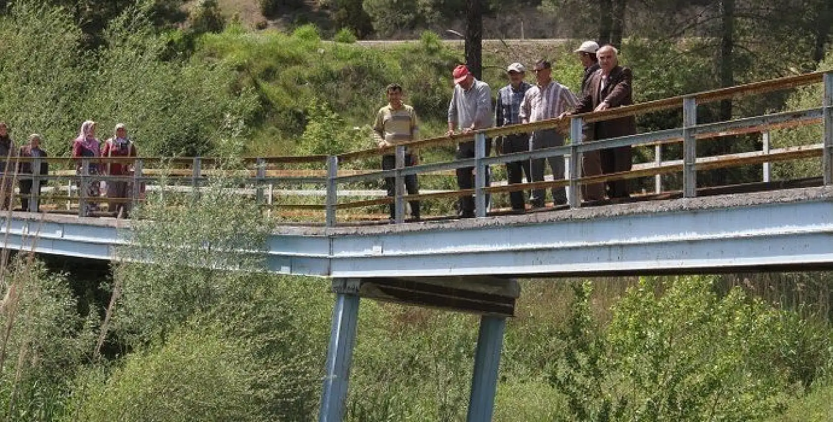 Mahalle halkının köprü isyanı: Sırat Köprüsü'nden geçiyoruz