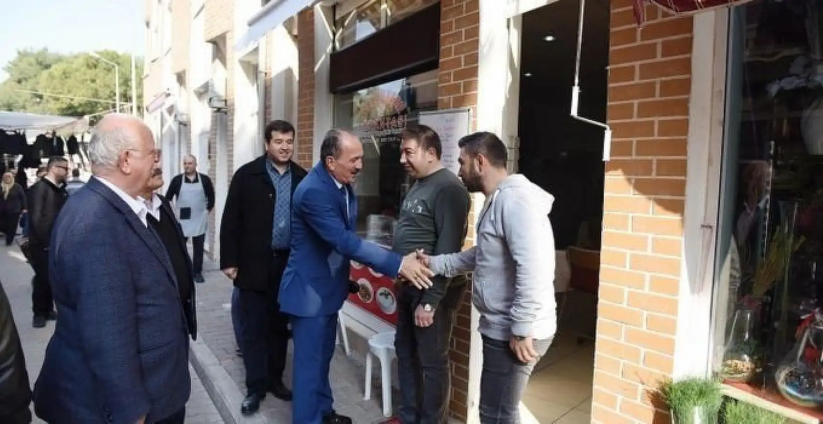 Menteşe sokaklarında Başkan Saatcı ilgisi