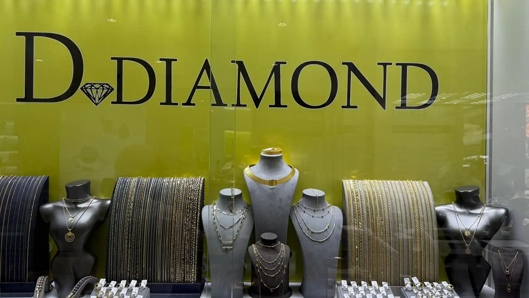 Fethiye'de Zincir ve Bileziklere Yoğun Talep