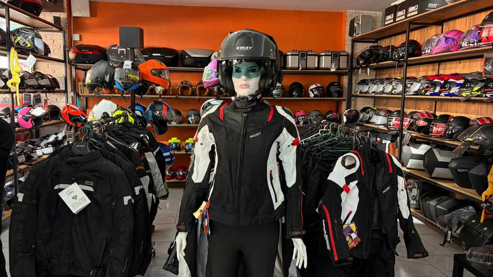 Kask ve eldiven zorunluluğuna uygun ürünler raflarda