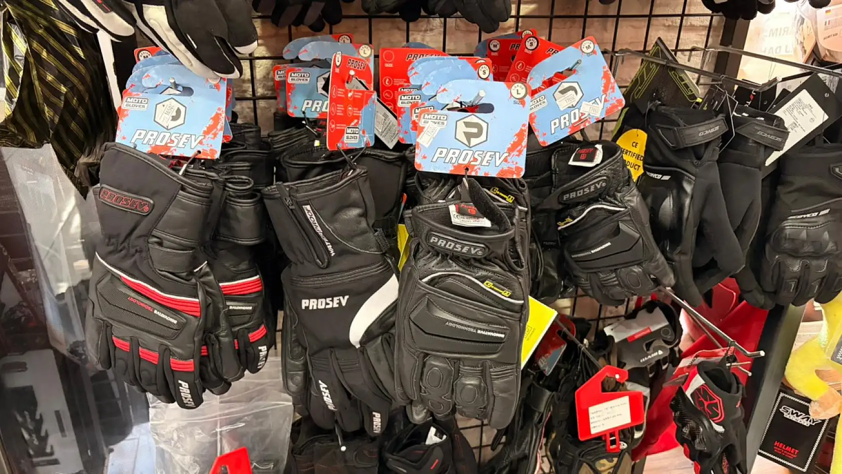 Kask ve eldiven zorunluluğuna uygun ürünler raflarda