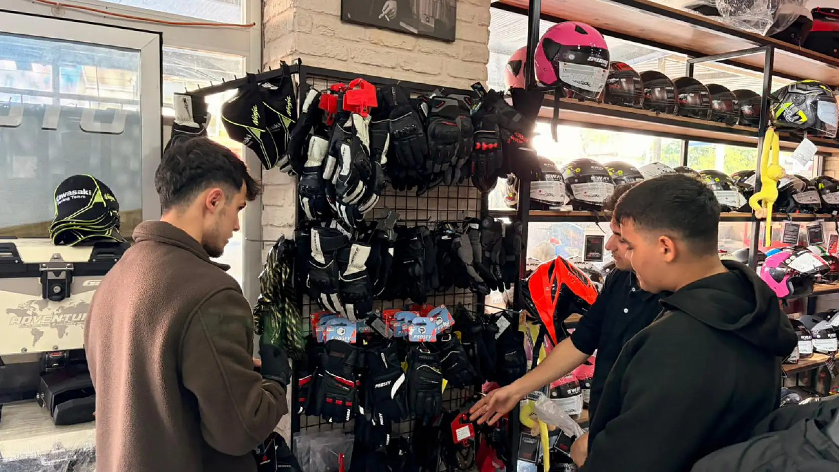 Kask ve eldiven zorunluluğuna uygun ürünler raflarda