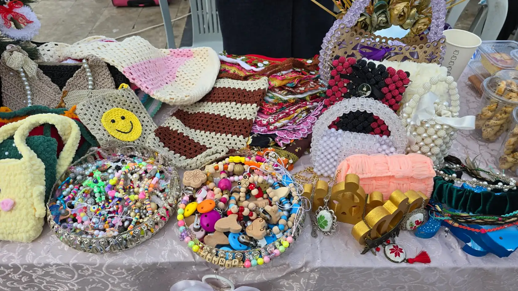 Yeni Yıl Pazarı'nda el emeği ürünler ilgi görüyor