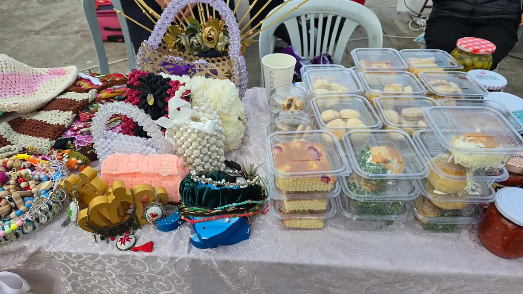 Yeni Yıl Pazarı'nda el emeği ürünler ilgi görüyor