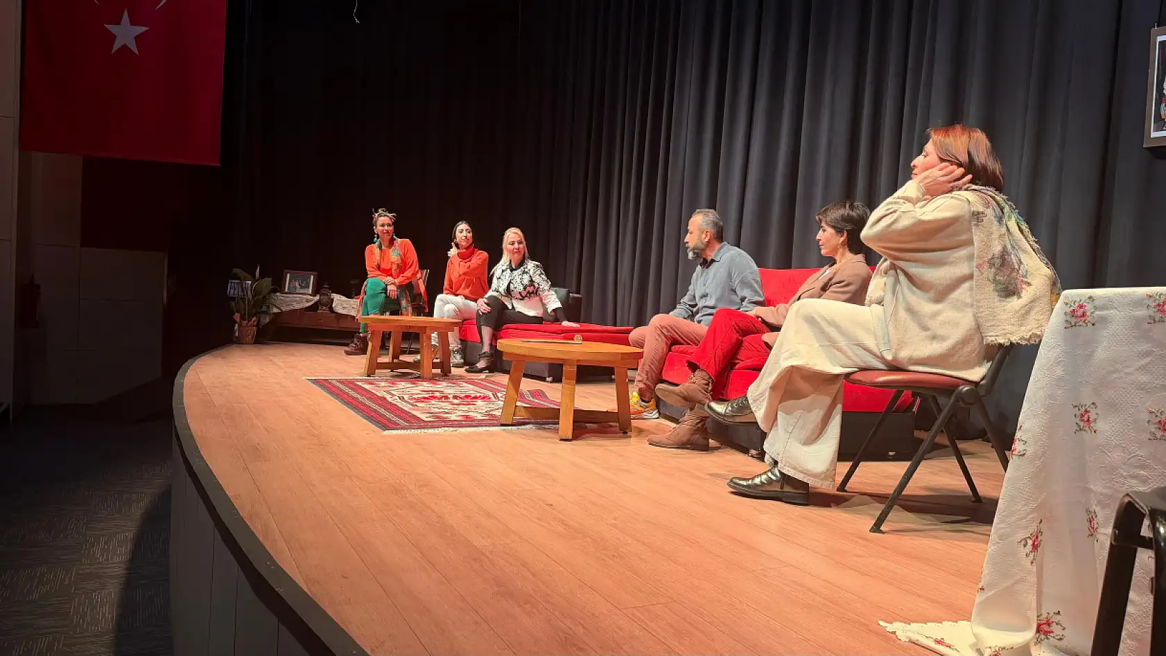 'Salon Altı + Kişilik' Oyunu Sahnelendi