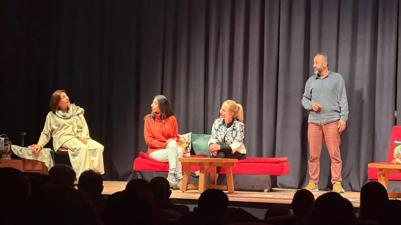 'Salon Altı + Kişilik' Oyunu Sahnelendi