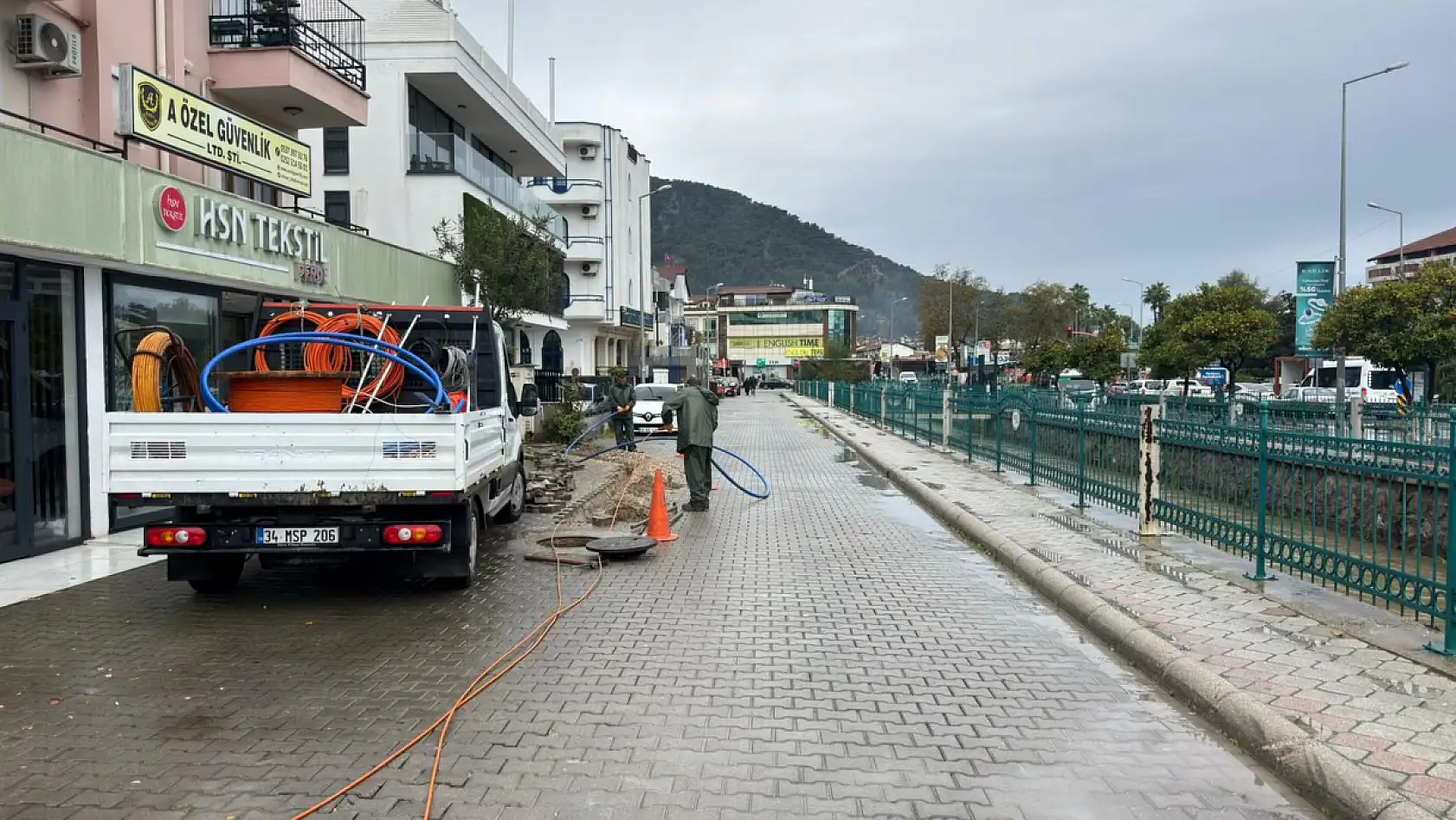 Fethiye'de 137. Sokak'ta fiber altyapı çalışması