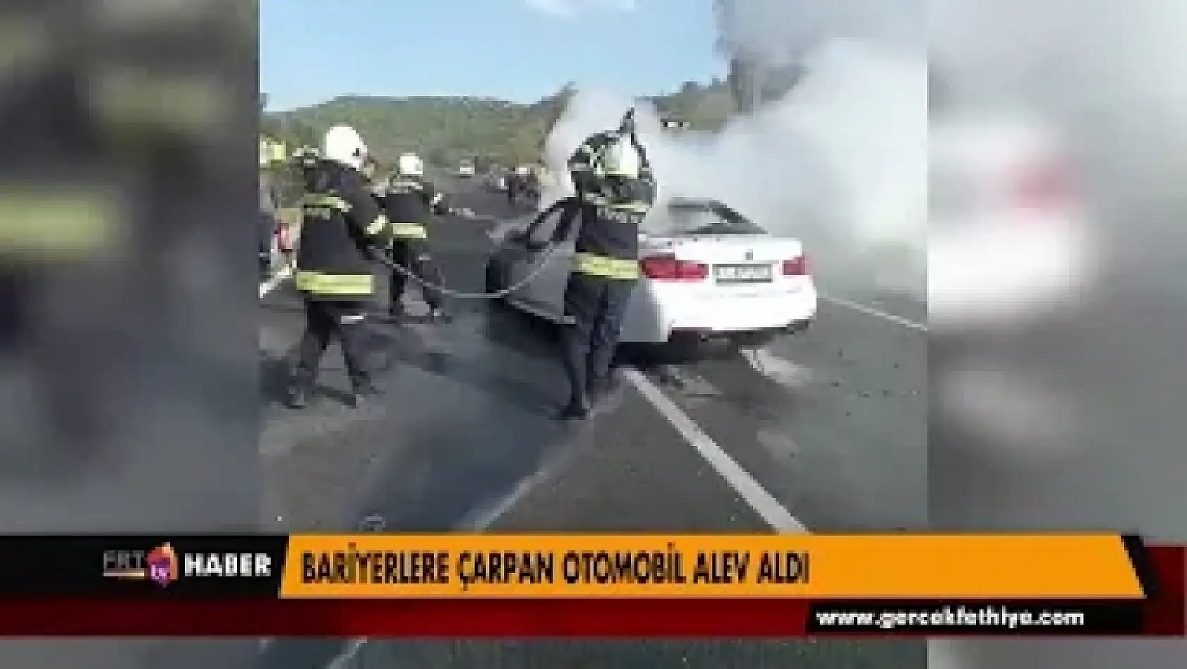 BARİYERLERE ÇARPAN OTOMOBİL ALEV ALDI