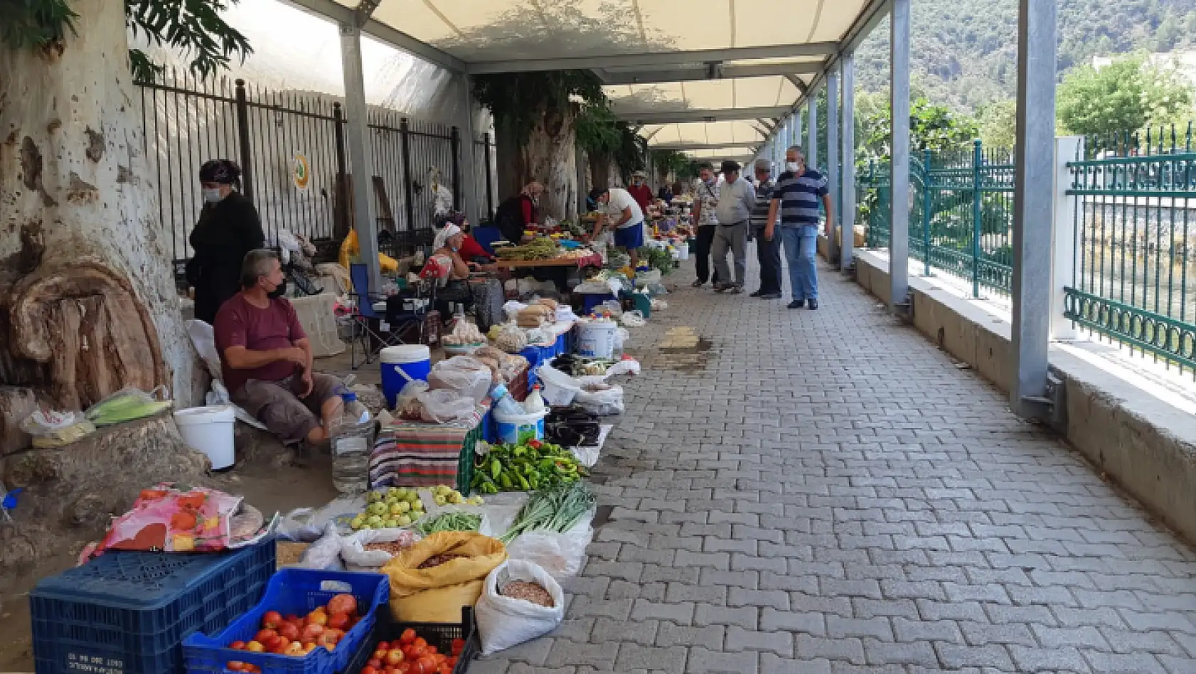 Bayram sonu kurulan üretici pazarı sakindi