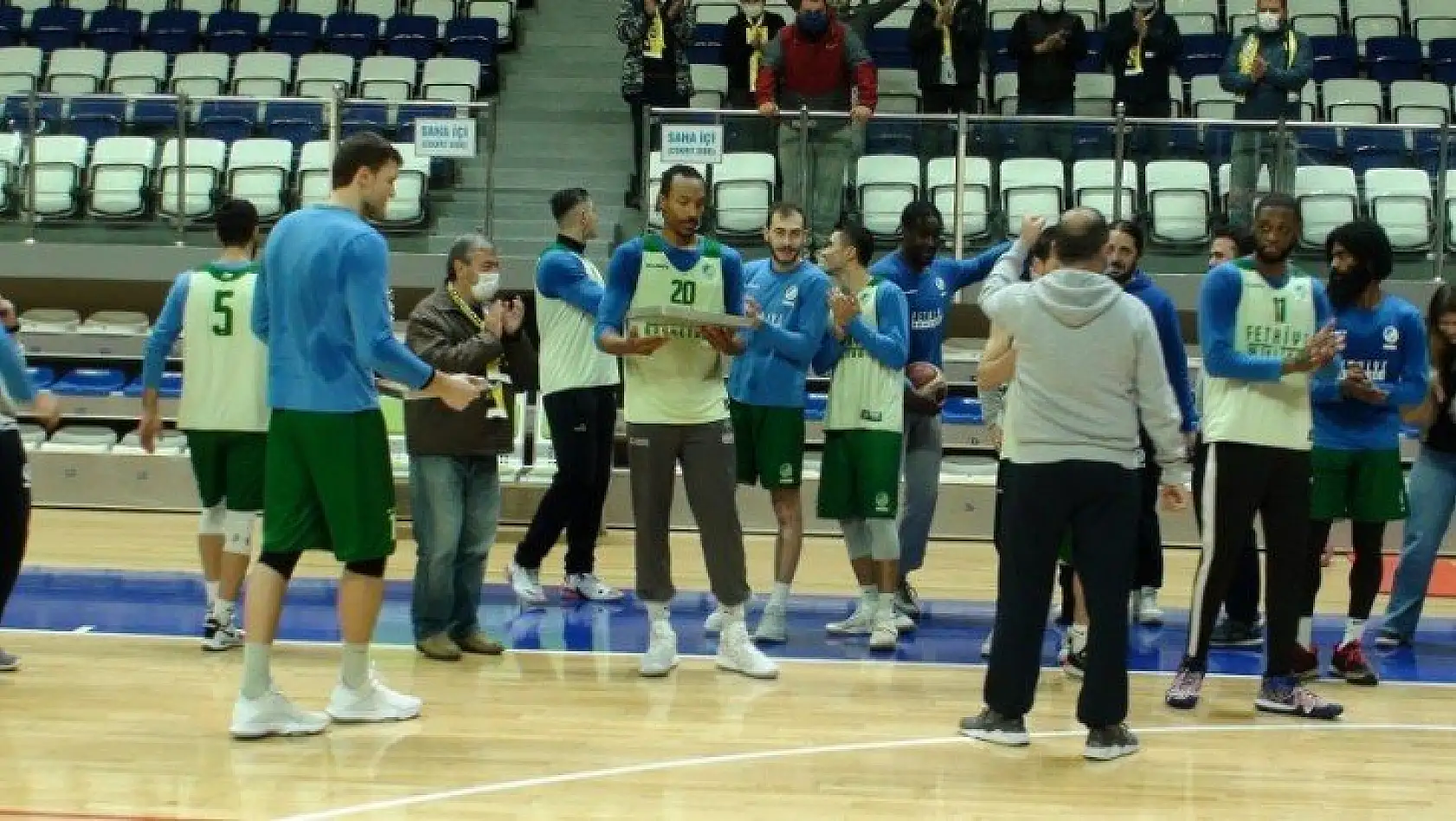 Dernek üyeleri basketbol takımını antrenmanda ziyaret ettiler