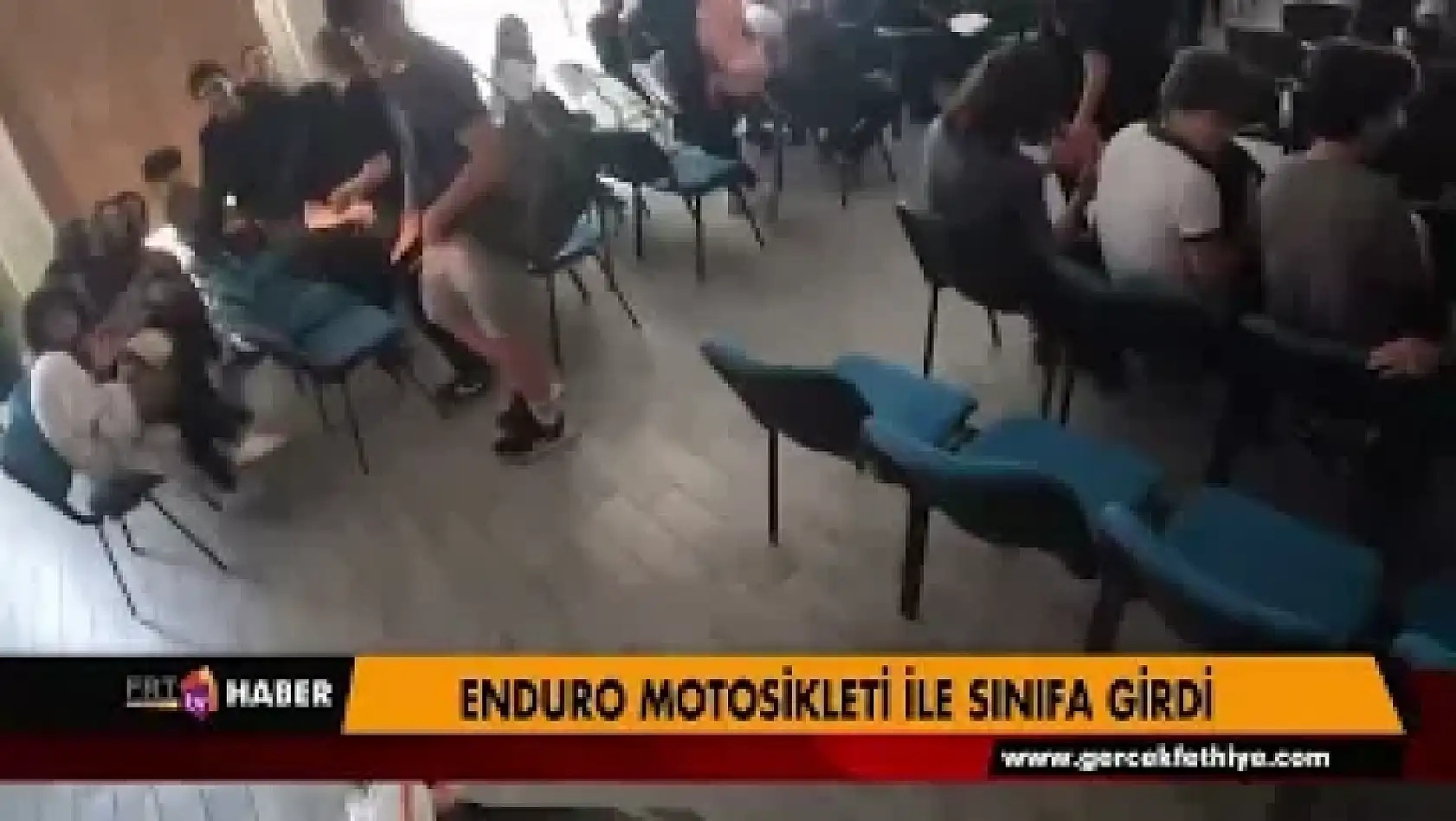 Enduro motosikleti ile sınıfa girdi