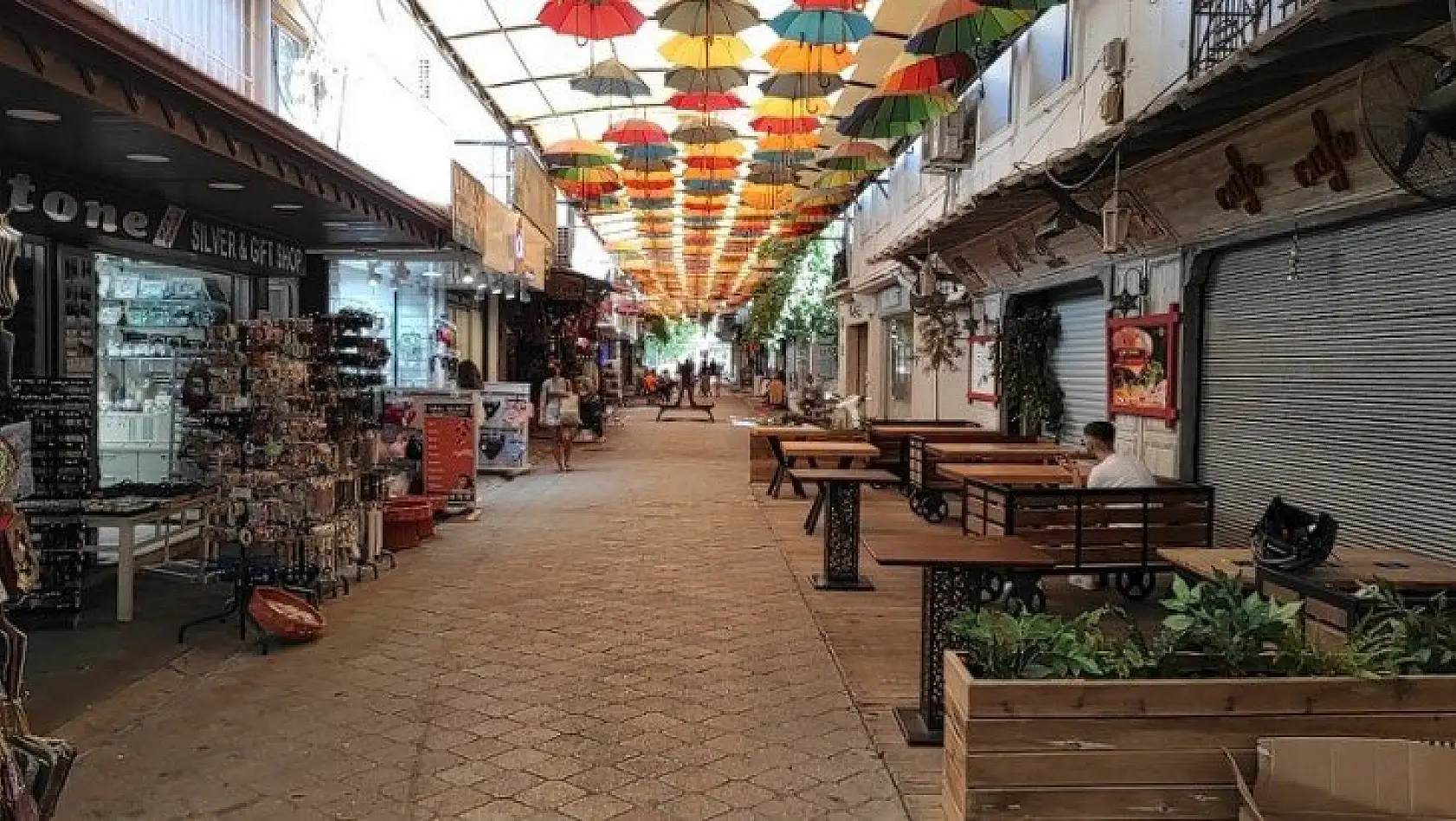 Fethiye'de hava sıcaklığı sokak ve caddeleri boşalttı