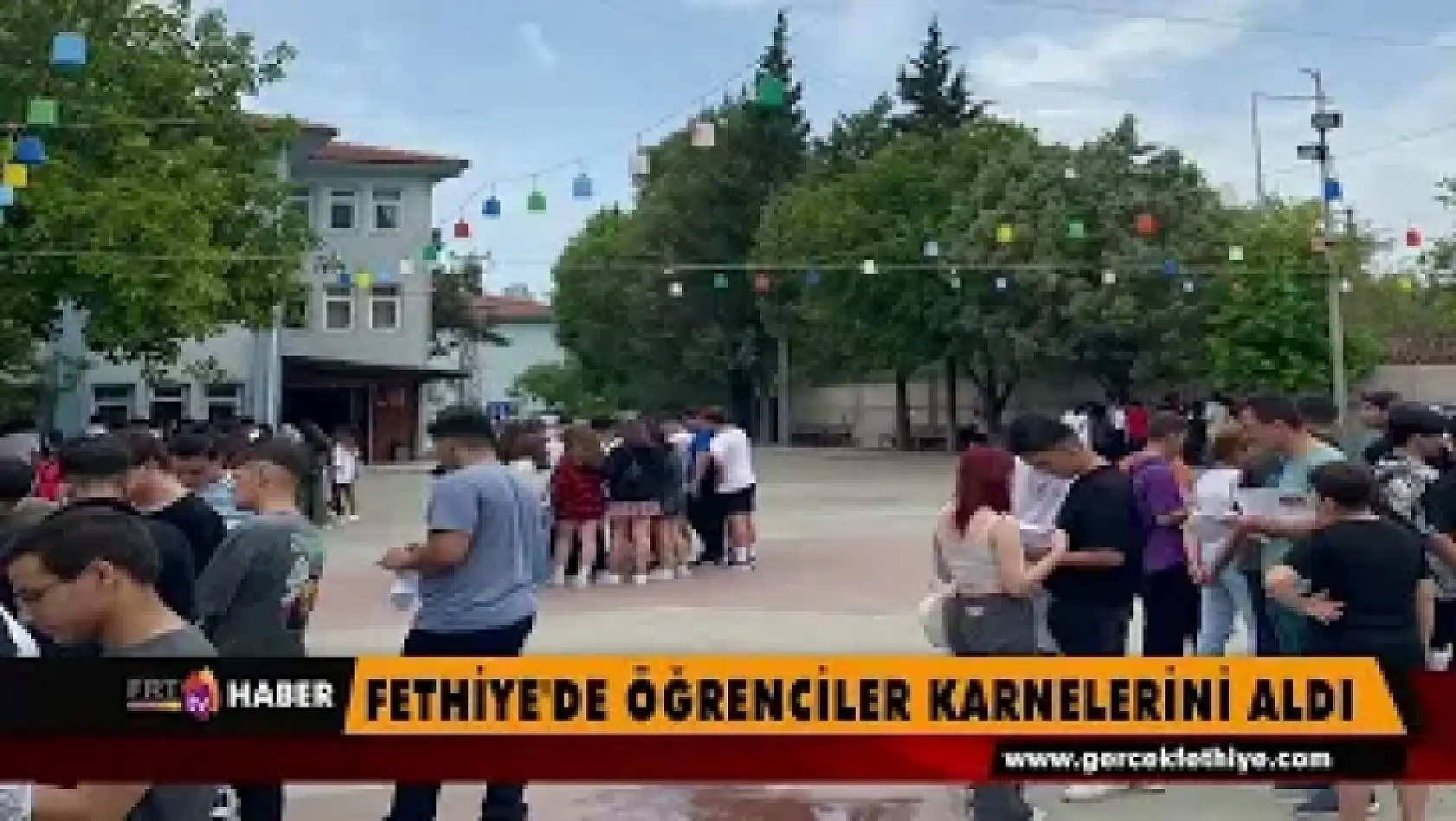 Fethiye'de öğrenciler karnelerini aldı