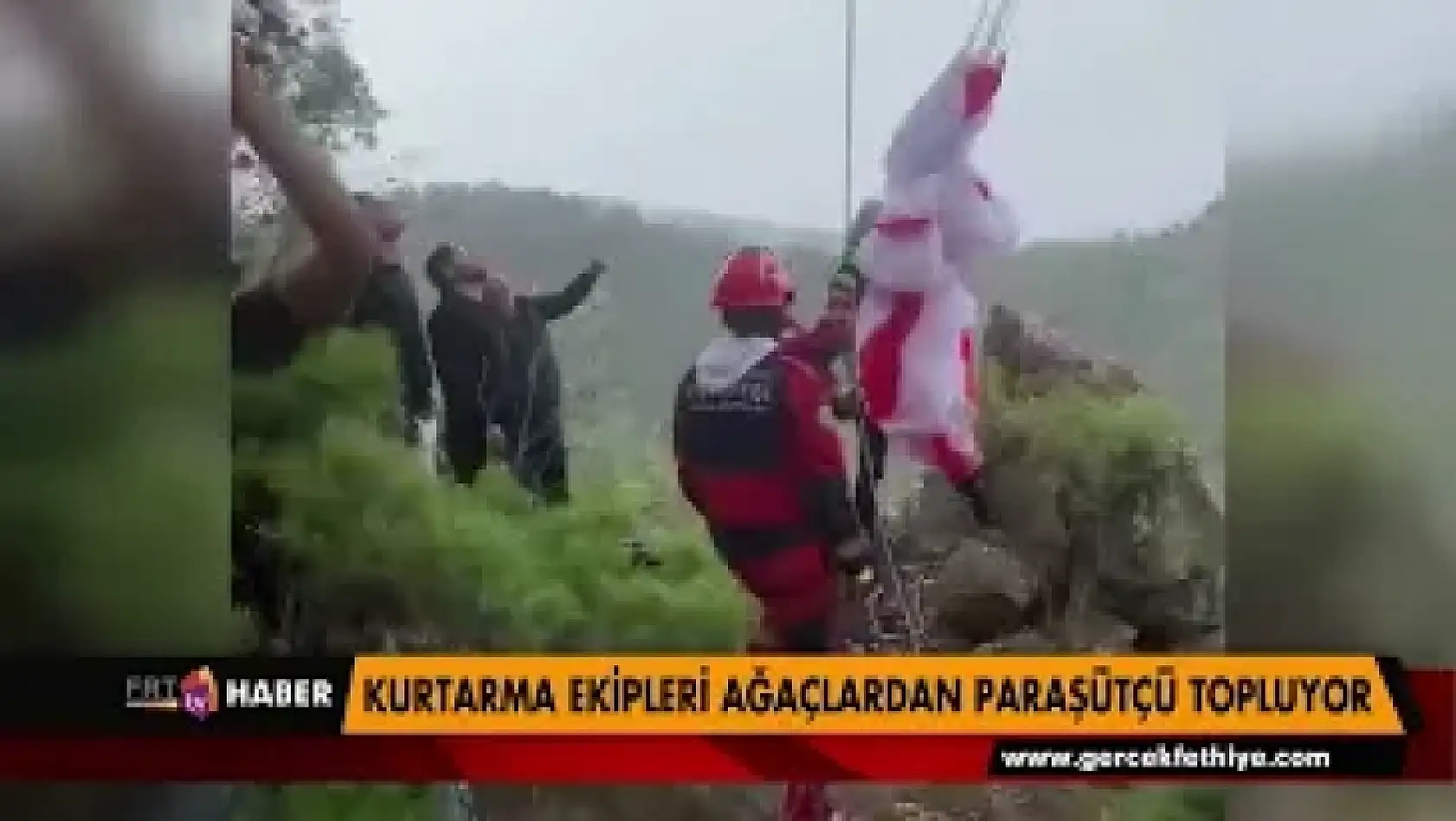 Kurtarma ekipleri ağaçlardan paraşütçü topluyor