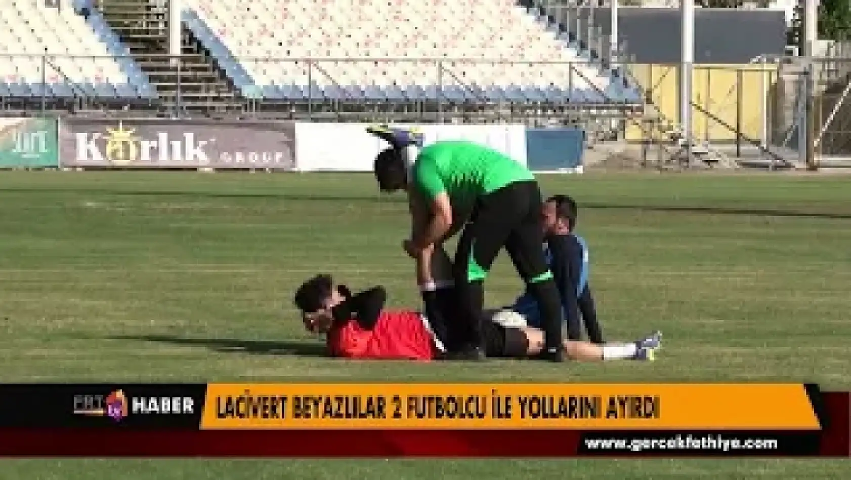 LACİVERT BEYAZLILAR 2 FUTBOLCU İLE YOLLARINI AYIRDI