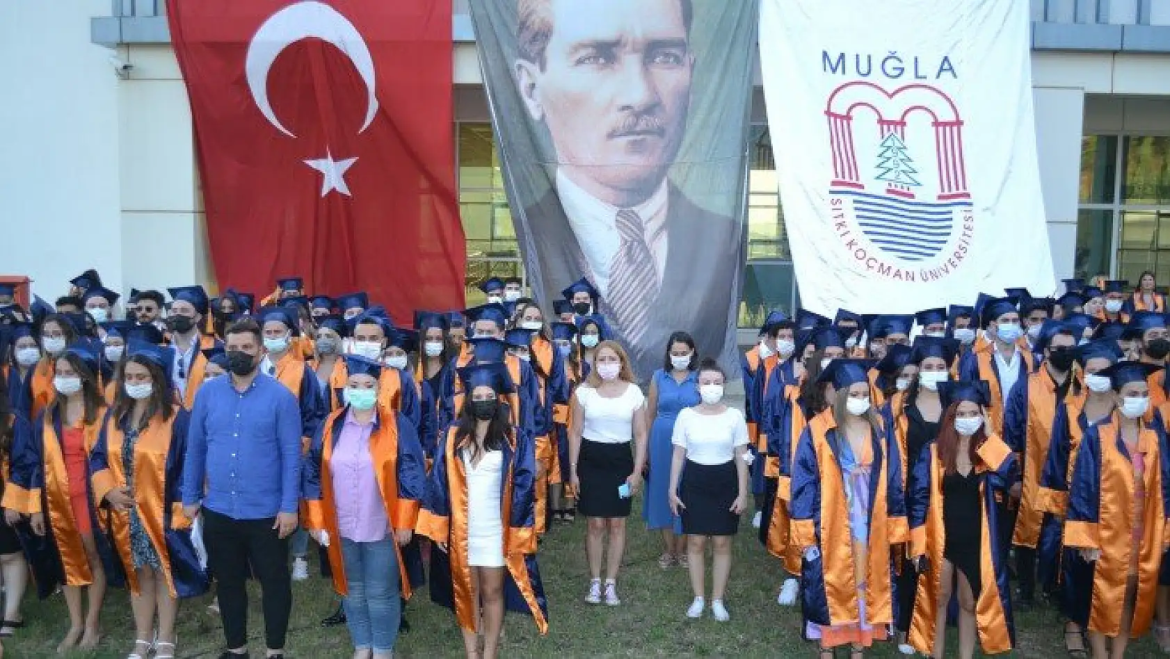 ÖĞRENCİLERİN MEZUNİYET HEYECANI