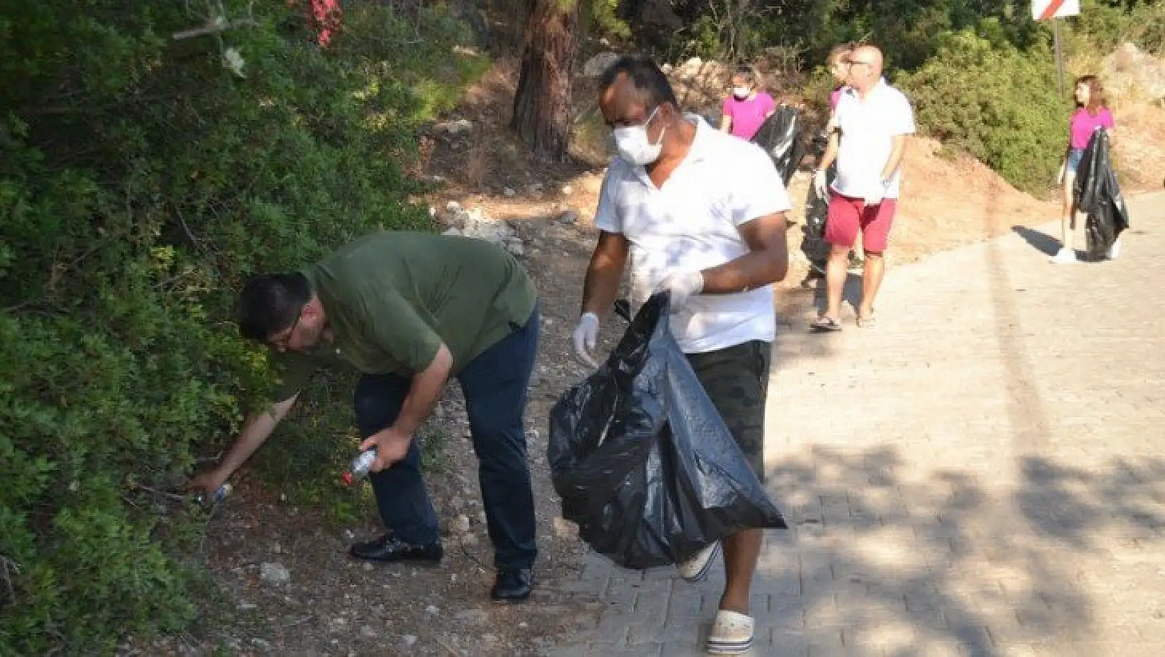 Ölüdeniz'de bayram sonu çevre temizliği yapıldı