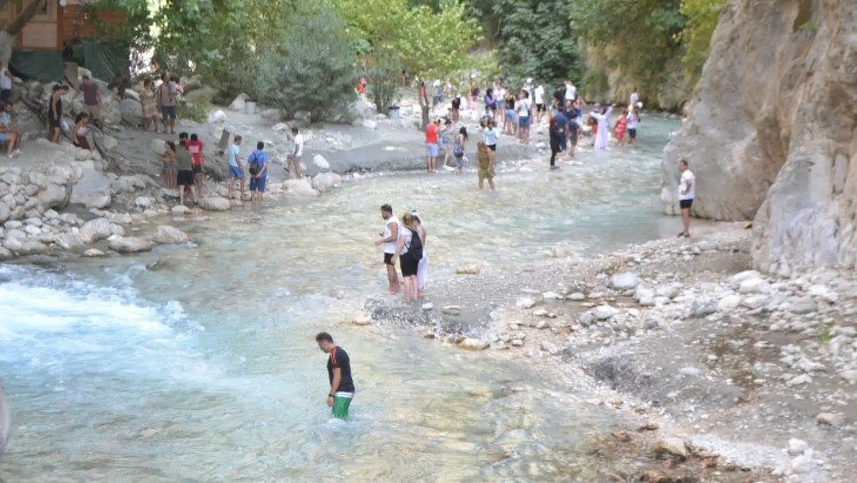 Saklıkent Kanyonuna turistler akın ediyor