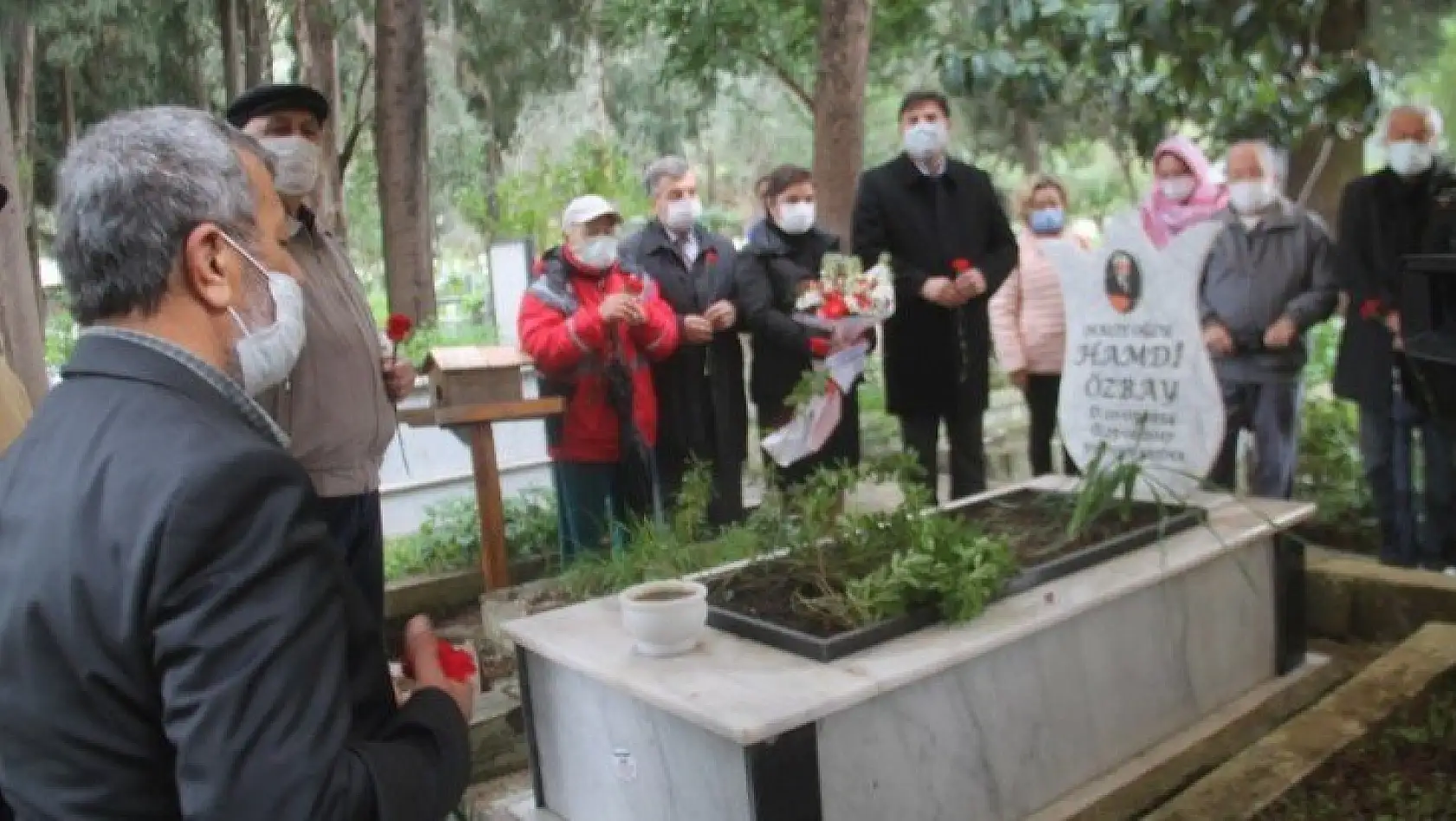 Sanatçı Hamdi Özbay mezarı başında anıldı