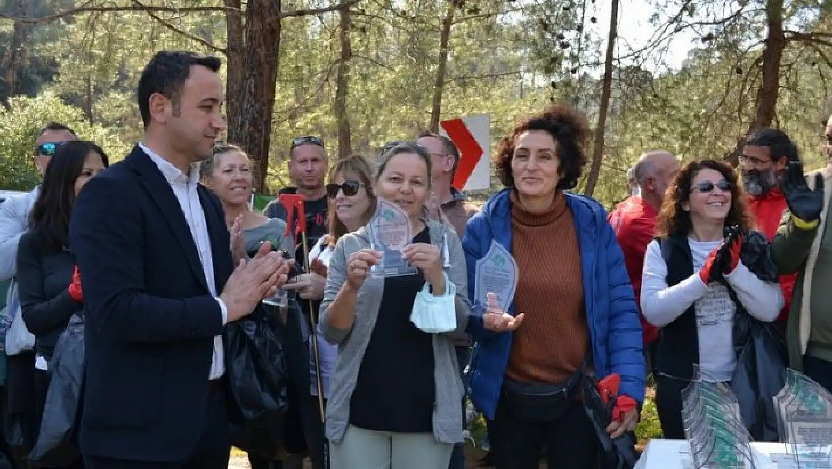 Sevgilerini, temizlik yaparak gösterdiler